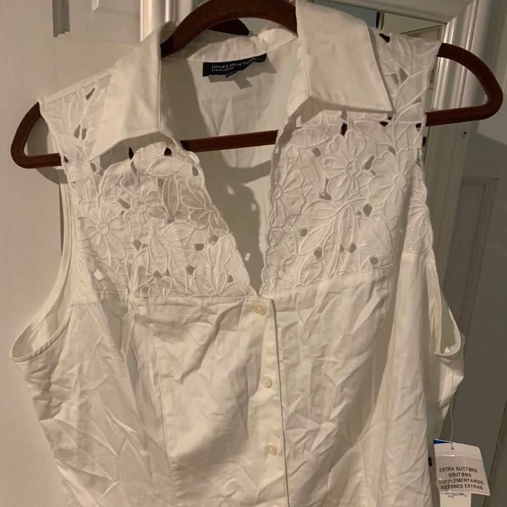 Jones New York, NWT ,Crisp White sleeveless blouse, 100% cotton, XL